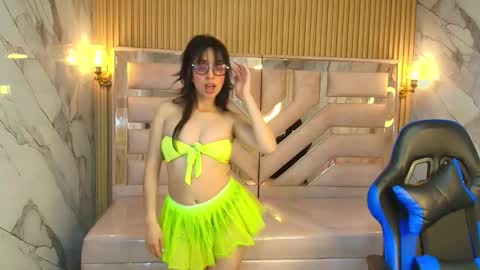 Snapshot of zoe_r_ chatting on 10.15.25 Zoe online show from 10.15.25