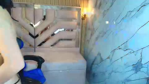 Snapshot of zoe_r_ chatting on 11.15.25 Zoe online show from 11.15.25