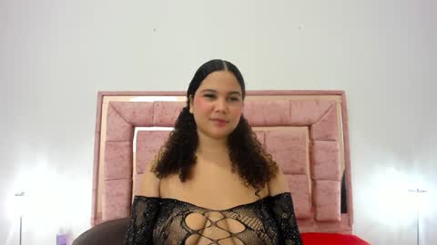 Snapshot of zoee_lov chatting on 01.10.25 zoee online show from 01.10.25