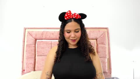 Snapshot of zoee_lov chatting on 01.11.25 zoee online show from 01.11.25