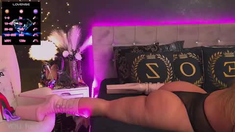 Snapshot of zoemesmerizee chatting on 10.06.25 ZoeMesmerize online show from 10.06.25