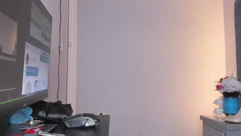Snapshot of zoesmiitt chatting on 06.27.26 zoesmiitt online show from 06.27.26