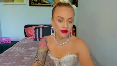 Snapshot of zorynvaal chatting on 05.30.26 Mia online show from 05.30.26