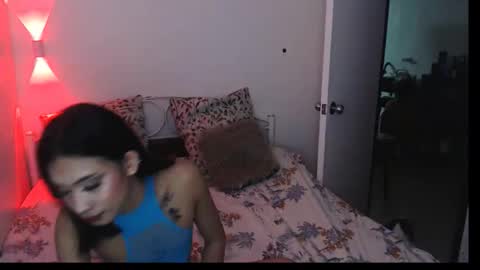 Snapshot of zue_sexy_aasian chatting on 12.20.25 Zoe online show from 12.20.25