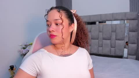 Snapshot of zulyjones chatting on 11.17.25 Zuly online show from 11.17.25