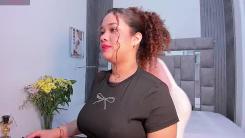 Snapshot of zulyjones chatting on 11.18.25 Zuly online show from 11.18.25