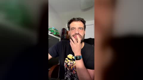 Snapshot of zurdineno chatting on 04.15.26 zurdineno online show from 04.15.26