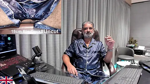 Snapshot of OnlineBossUK chatting on 04.04.26 OnlineBossUK online show from 04.04.26