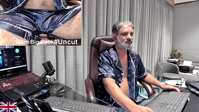 Snapshot of OnlineBossUK chatting on 04.06.26 OnlineBossUK online show from 04.06.26