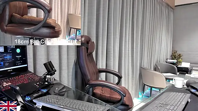 Snapshot of OnlineBossUK chatting on 04.12.26 OnlineBossUK online show from 04.12.26