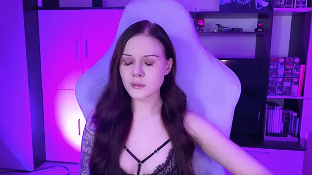 Snapshot of jasminevine chatting on 01.04.25 jasminevine online show from 01.04.25