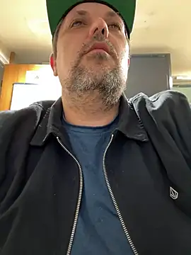 Snapshot of tank32s chatting on 12.21.24 tank32s online show from 12.21.24