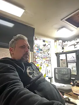 Snapshot of tank32s chatting on 03.10.25 tank32s online show from 03.10.25