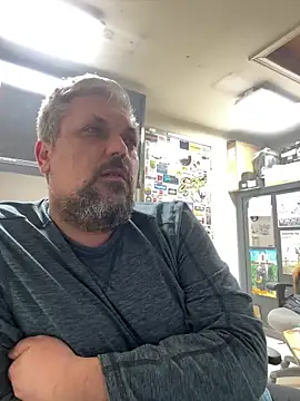 Snapshot of tank32s chatting on 03.17.25 tank32s online show from 03.17.25