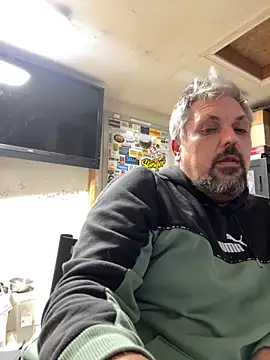 Snapshot of tank32s chatting on 11.17.25 tank32s online show from 11.17.25