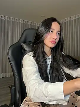 EvaMoet online show from 12.13.24