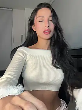 EvaMoet online show from 02.14.25