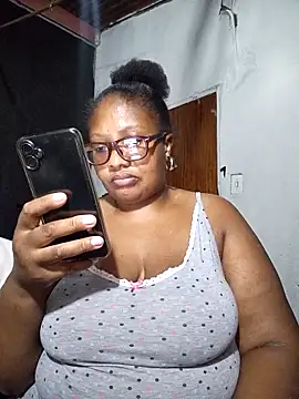 Snapshot of YELLOW_BONE chatting on 02.15.25 YELLOW BONE online show from 02.15.25