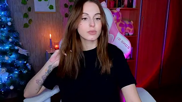 Snapshot of EdelineMaher chatting on 01.10.25 EdelineMaher online show from 01.10.25