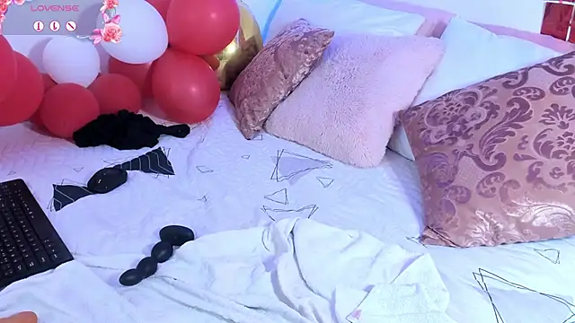 Snapshot of Estrella_Duran chatting on 02.15.25 Estrella Duran online show from 02.15.25