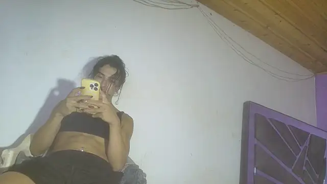 Snapshot of roxana_collins chatting on 10.21.25 roxana collins online show from 10.21.25