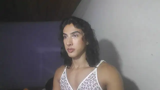 Snapshot of roxana_collins chatting on 10.22.25 roxana collins online show from 10.22.25