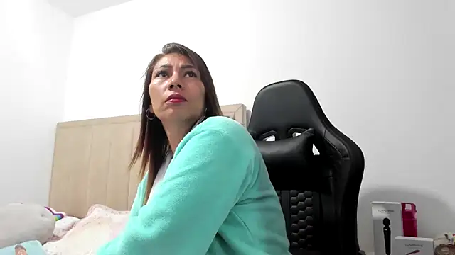 Chloemiller89 online show from 10.17.25