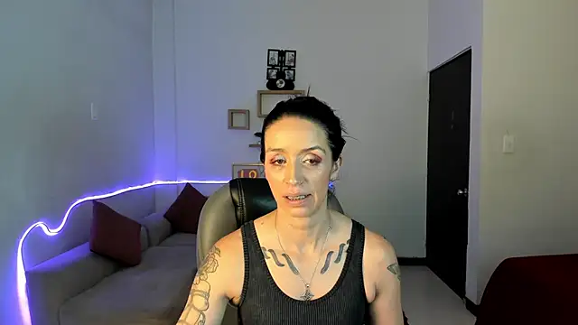 Snapshot of Kristen_Garner chatting on 11.29.25 Kristen Garner online show from 11.29.25