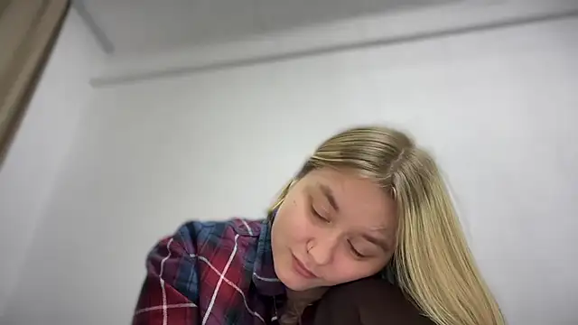 Snapshot of Isabel-Bailey chatting on 10.04.25 Isabel-Bailey online show from 10.04.25