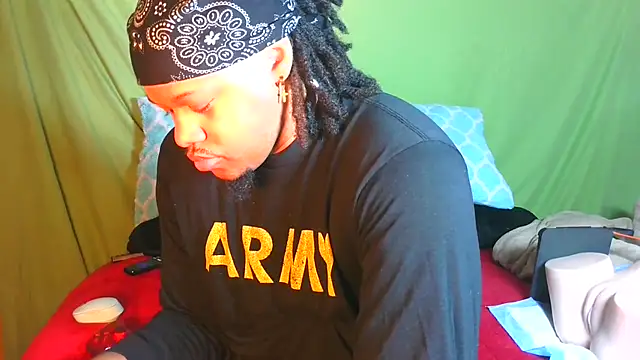 Snapshot of Carolinayoungin chatting on 10.21.25 Carolinayoungin online show from 10.21.25