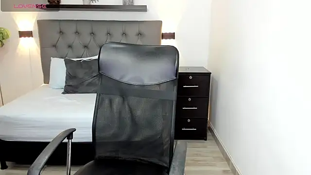 emily villamil online show from 12.04.24