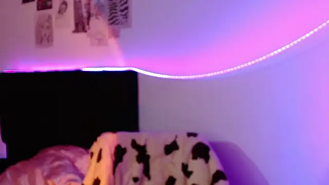 Coralinnee  online show from 01.26.25