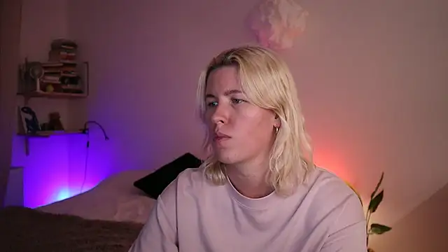 Snapshot of moonamii chatting on 01.24.25 moonamii online show from 01.24.25