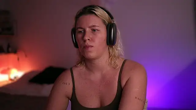 Snapshot of moonamii chatting on 02.27.25 moonamii online show from 02.27.25