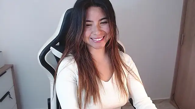 Snapshot of alice_middlee chatting on 03.17.25 alice middlee online show from 03.17.25