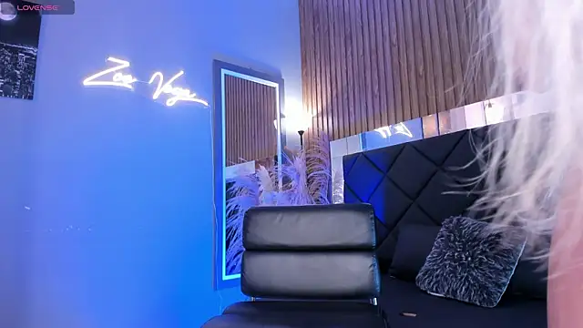 Snapshot of Zoevegass chatting on 01.13.25 Zoevegass online show from 01.13.25