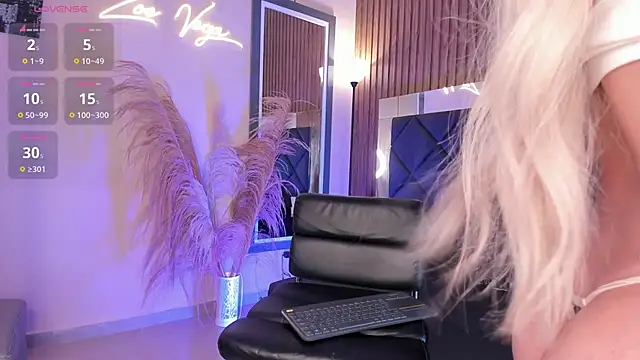 Snapshot of Zoevegass chatting on 03.03.25 Zoevegass online show from 03.03.25