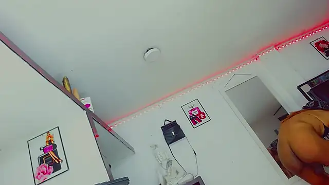 Snapshot of candy_kendall chatting on 10.30.25 candy kendall online show from 10.30.25