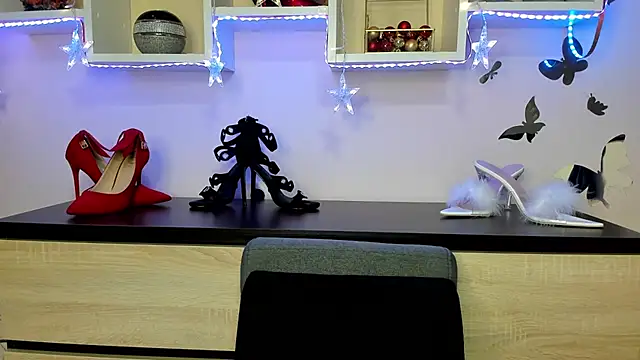 Snapshot of feliziaDesire chatting on 02.18.25 feliziaDesire online show from 02.18.25