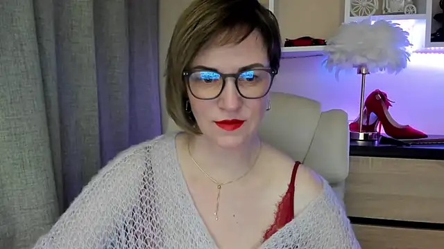 Snapshot of feliziaDesire chatting on 11.28.25 feliziaDesire online show from 11.28.25