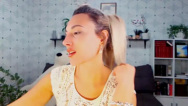 MillaXQueen online show from 10.15.25