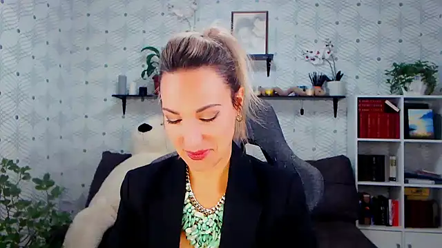 MillaXQueen online show from 10.25.25