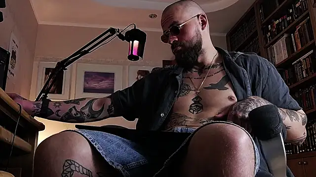 Snapshot of FindomJason chatting on 05.25.26 FindomJason online show from 05.25.26