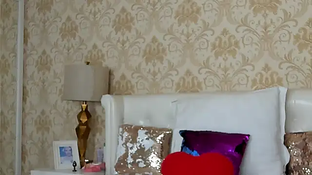 Snapshot of JuliaHunts chatting on 01.18.26 JuliaHunts online show from 01.18.26