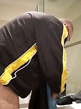 Snapshot of stiffandlubed@xh chatting on 12.19.25 stiffandlubedxh online show from 12.19.25