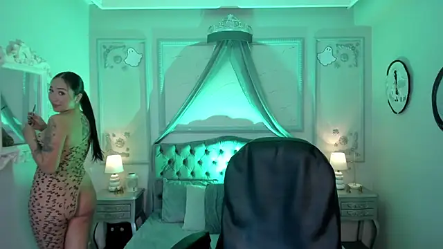 Snapshot of maggietime chatting on 10.21.25 maggietime online show from 10.21.25