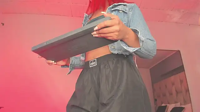 Snapshot of Emmily_Savage chatting on 02.18.25 Emmily Savage online show from 02.18.25