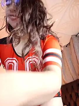 Snapshot of Piafisher1 chatting on 10.12.25 Piafisher1 online show from 10.12.25