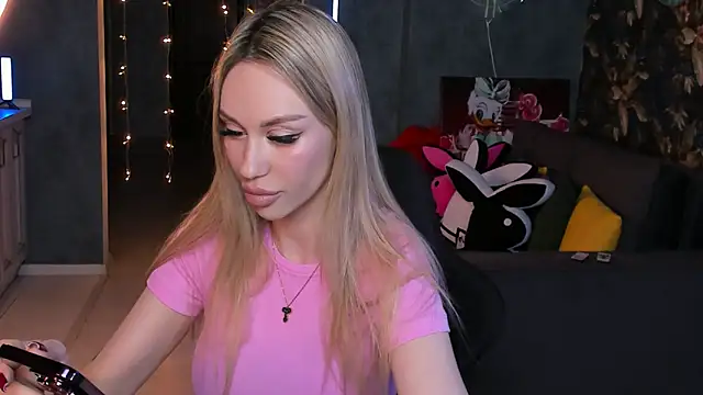 Snapshot of Blckmirrorr chatting on 03.18.25 Blckmirrorr online show from 03.18.25