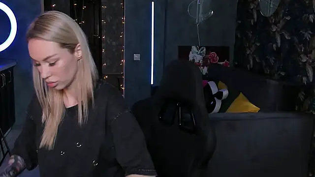 Snapshot of Blckmirrorr chatting on 10.22.25 Blckmirrorr online show from 10.22.25